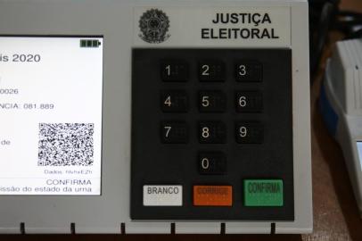  PORTO ALEGRE, RS, BRASIL - Funcionários do Tribunal Regional Eleitoral (TRE), começaram a preparação das urnas para as Eleições 2020 com instalações de novos softwares e de novos sistemas de segurança.<!-- NICAID(14630253) -->