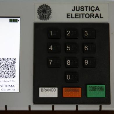  PORTO ALEGRE, RS, BRASIL - Funcionários do Tribunal Regional Eleitoral (TRE), começaram a preparação das urnas para as Eleições 2020 com instalações de novos softwares e de novos sistemas de segurança.<!-- NICAID(14630253) -->