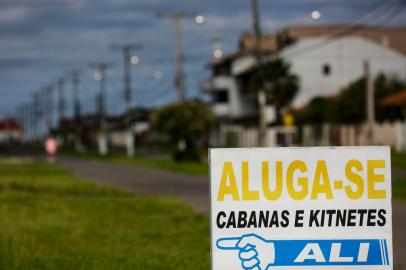  IMBE, RS, BRASIL, 28-10-2020: Placa de oferta de aluguel em casa na praia de Imbe, no litoral norte, para temporada de veraneio. (Foto: Mateus Bruxel / Agencia RBS)Indexador: Mateus Bruxel<!-- NICAID(14628725) -->