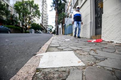  PORTO ALEGRE, RS, BRASIL - 2020.10.30 - A placa colocada na calçada em frente ao casarão que abrigou o Dopinha, apontado como centro clandestino de repressão e tortura que funcionou em Porto Alegre entre 1964 e 1966, durante a ditadura militar, foi totalmente coberta por uma camada de cimento. (Foto: ANDRÉ ÁVILA/ Agência RBS)Indexador: Andre Avila<!-- NICAID(14630637) -->