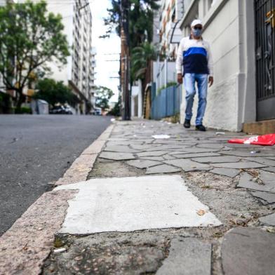  PORTO ALEGRE, RS, BRASIL - 2020.10.30 - A placa colocada na calçada em frente ao casarão que abrigou o Dopinha, apontado como centro clandestino de repressão e tortura que funcionou em Porto Alegre entre 1964 e 1966, durante a ditadura militar, foi totalmente coberta por uma camada de cimento. (Foto: ANDRÉ ÁVILA/ Agência RBS)Indexador: Andre Avila<!-- NICAID(14630637) -->