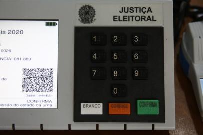  PORTO ALEGRE, RS, BRASIL - Funcionários do Tribunal Regional Eleitoral (TRE), começaram a preparação das urnas para as Eleições 2020 com instalações de novos softwares e de novos sistemas de segurança.<!-- NICAID(14630253) -->