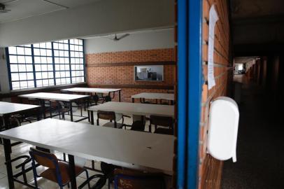  PORTO ALEGRE, RS, BRASIL, 30-10-2020: Situação da Escola Estadual Mané Garrincha, no bairro Menino Deus, impede de reabrir para receber estudantes de maneira presencial. A instituição, com mais de 300 alunos, recebeu caixas com álcool e quatro termômetros, mas sofre com falta de pessoal, principalmente para limpeza, e outros recursos escassos que tornam arriscada a volta dos estudantes. (Foto: Mateus Bruxel / Agência RBS)Indexador: Mateus Bruxel<!-- NICAID(14630774) -->