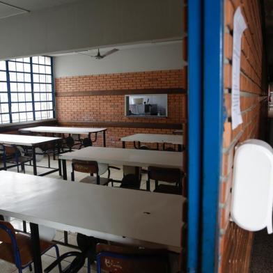  PORTO ALEGRE, RS, BRASIL, 30-10-2020: Situação da Escola Estadual Mané Garrincha, no bairro Menino Deus, impede de reabrir para receber estudantes de maneira presencial. A instituição, com mais de 300 alunos, recebeu caixas com álcool e quatro termômetros, mas sofre com falta de pessoal, principalmente para limpeza, e outros recursos escassos que tornam arriscada a volta dos estudantes. (Foto: Mateus Bruxel / Agência RBS)Indexador: Mateus Bruxel<!-- NICAID(14630774) -->