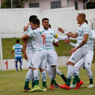 O Juventude derrotou o Paysandu por 2 a 0, nesta quinta-feira (29), pela terceira rodada com Campeonato Brasileiro de Aspirantes. Os dois gols foram marcados por Gabriel Aires. A partida ocorreu no estádio Homero Soldatelli, em Flores da Cunha. Com o resultado, o time da Serra chega a sete pontos conquistados, em nove disputados, e fica na liderança posição do Grupo B. Na próxima rodada, o time alviverde enfrenta o Ceará, no Centro de Treinamento Cidade Vozão, em Itaitinga. O jogo está marcado para o próximo domingo (1º), às 15h.  <!-- NICAID(14629454) -->