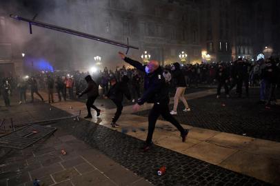  Protesters throw crowd control barriers towards members of the Catalan regional police force Mossos dEsquadra during a demonstration against new coronavirus restrictions in Barcelona on October 30, 2020. - One by one, Spains regions have announced regional border closures in the hope of avoiding a new lockdown like in France. The central government unveiled a state of emergency to give regional authorities the tools to impose curfews and close their borders to anyone moving without just cause. (Photo by Josep LAGO / AFP)Editoria: HTHLocal: BarcelonaIndexador: JOSEP LAGOSecao: demonstrationFonte: AFPFotógrafo: STR<!-- NICAID(14630937) -->