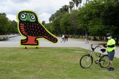  PORTO ALEGRE,RS,BRASIL.2020,10,31.Série de trabalhos,da fauna Guarani representa os animais sagrados incorporados nas esculturas, causam admiração dos frequentadores do parque.(RONALDO BERNARDI/AGENCIA RBS).<!-- NICAID(14631243) -->