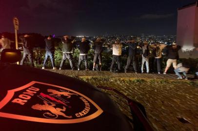 Operação Dispersão: GM dispersa mais de 60 jovens no bairro Colina SorrisoA Secretaria de Segurança Pública e Proteção Social informa que a Guarda Municipal realizou mais uma edição da Operação Dispersão. Na madrugada deste sábado, a ação dispersou mais de 60 jovens que estavam no mirante do bairro Colina Sorriso e já eram alvo de reclamações dos moradores dos arredores.<!-- NICAID(14631301) -->