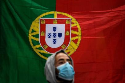 A Portugal supporter waits for the start of the Nations League A group 3 football match between Portugal and Sweden at the Alvalade stadium in Lisbon on October 14, 2020. (Photo by PATRICIA DE MELO MOREIRA / AFP)<!-- NICAID(14617221) -->