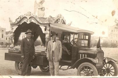  Caxias Antigo. Memória 112. Na foto, década de 1920, Vigilio Natale Curtolo (D) com seu carro fúnebre. Funerária Curtolo,<!-- NICAID(8657304) -->