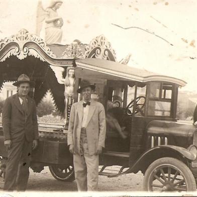  Caxias Antigo. Memória 112. Na foto, década de 1920, Vigilio Natale Curtolo (D) com seu carro fúnebre. Funerária Curtolo,<!-- NICAID(8657304) -->