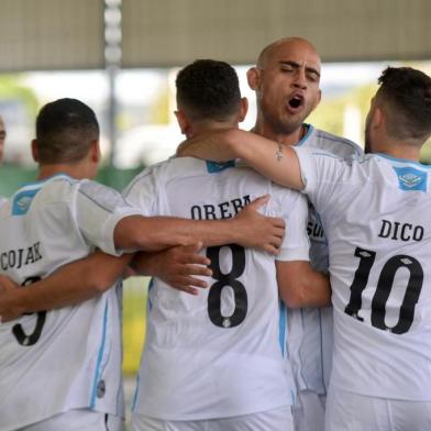  O Grêmio Futebol 7 está classificado para a primeira fase de mata da Regional Sul da Liga Fut7 Nacional. O Tricolor irá encarar o Atlético Sarandi, em jogo único, nesta segunda-feira, às 18h20.  O vencedor do confronto garante classificação para a fase final do torneio, que será realizada em dezembro, em São Paulo. Tricolor goleou Avaí (7 x 2) e Peñarol (4 x 0) neste sábado, pela fase de grupos da competição<!-- NICAID(14631773) -->