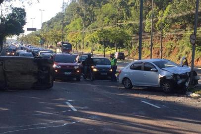 Carro capota após acidente na avenida Bento Gonçalves, em Porto Alegre<!-- NICAID(14631888) -->