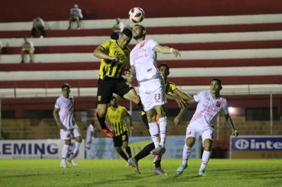 River Plate-PAR 1x0 Guaraní-PAR, pela quarta rodada do Clausura do Campeonato Paraguaio. Na foto: Jorge Morel na disputa de bola