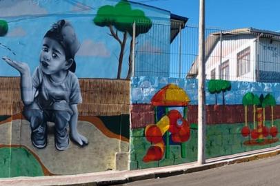 Mural criado pelo grafiteiro caxiense Augusto Bazzo na escola Presidente Tancredo de Almeida Neves, no bairro Santa Fé.<!-- NICAID(14630053) -->