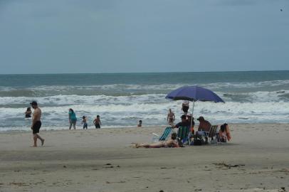  ARROIO DO SAL, RS, BRASIL (31/10/2020)Reportagem confere estado das praias durante o feriado. Na foto, praia de Arroio do Sal.  (Antonio Valiente/Agência RBS)<!-- NICAID(14631273) -->