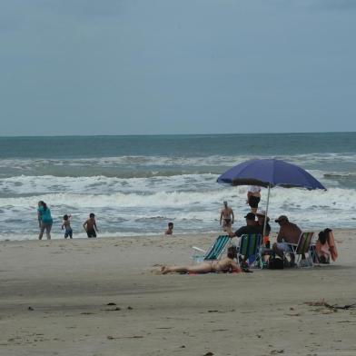  ARROIO DO SAL, RS, BRASIL (31/10/2020)Reportagem confere estado das praias durante o feriado. Na foto, praia de Arroio do Sal.  (Antonio Valiente/Agência RBS)<!-- NICAID(14631273) -->