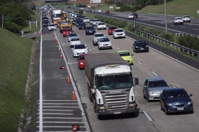 Movimento na freeway de retorno do feriadão de Finados. Em baixa resolução<!-- NICAID(14632350) -->