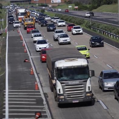 Movimento na freeway de retorno do feriadão de Finados. Em baixa resolução<!-- NICAID(14632350) -->