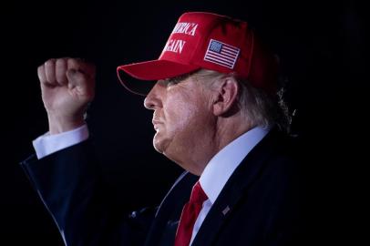  US President Donald Trump leaves after speaking during a Make America Great Again rally at Miami-Opa Locka Executive Airport in Opa Locka, Florida on November 2, 2020. (Photo by Brendan Smialowski / AFP)Editoria: POLLocal: Opa-lockaIndexador: BRENDAN SMIALOWSKISecao: electionFonte: AFPFotógrafo: STF<!-- NICAID(14632452) -->