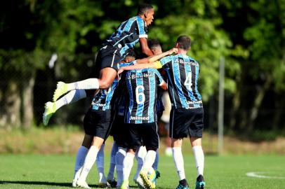  O Grupo de Transição gremista voltou a vencer na disputa do Campeonato Brasileiro de Aspirantes. Na tarde desta segunda-feira, atuando no Centro de Formação e Treinamento Presidente Hélio Dourado, em Eldorado do Sul, o Tricolor derrotou o Fortaleza por um a zero, em jogo válido pela quarta rodada da competição. O gol do triunfo foi anotado por Jhonata Varela.<!-- NICAID(14632510) -->