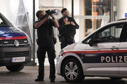  A policeman points his gun in the air as others stand in front of a shop in the center of Vienna on November 2, 2020, following a shooting. - Two people, including one attacker, have been killed in a shooting in central Vienna, police said late November 2, 2020. Vienna police said in a Twitter post there had been six different shooting locations with one deceased person and several injured, as well as one suspect shot and killed by police officers. (Photo by ROLAND SCHLAGER / APA / AFP) / Austria OUTEditoria: RELLocal: ViennaIndexador: ROLAND SCHLAGERSecao: judaismFonte: APAFotógrafo: STF<!-- NICAID(14632612) -->