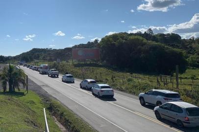 Rota do Sol teve picos de congestionamento no retorno do litoral após o feriado de Finados em 2020.<!-- NICAID(14632676) -->