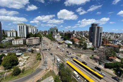  PORTO ALEGRE, RS, BRASIL, 30-10-2020: Cruzamento das avenidas Augusto Meyer com Plinio Brasil Milano. A prefeitura perdeu o recurso da obra que seria construída no local. Uma borracharia ocupa área pública, mas há mais de 10 anos a prefeitura não consegue retirá-la.(Foto: Mateus Bruxel / Agência RBS)<!-- NICAID(14630485) -->