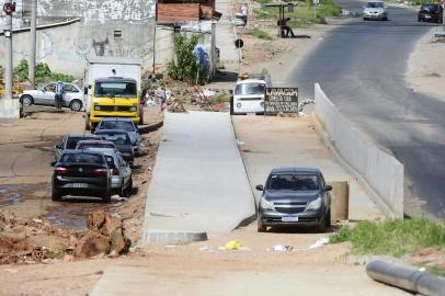  PORTO ALEGRE,RS,BRASIL.2020,11,02.Obras de duplicação da Avenida Tronco,em marcha lenta,com muitos trechos,virarm deposito de sobras de contsrução,deposito de lixo,estacionamento de carros e muitas casas no traçado do trecho.(RONALDO BERNARDI/AGENCIA RBS).<!-- NICAID(14632068) -->