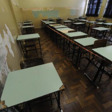  CAXIAS DO SUL, RS, BRASIL, 29/10/2020 - IEE Cristóvão de Mendoza retoma aulas presenciais, porém, prédio da escola tem diversos problemas como: cozinha que alaga, auditório interditado, piso desnivelado entre outros problemas estruturais. (Marcelo Casagrande/Agência RBS)<!-- NICAID(14629462) -->