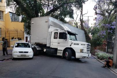 Um caminhão baú de grande porte provocou um acidente na rua Casemiro de Abreu, entre os bairros Rio Branco e Bela Vista, em Porto Alegre. O caso ocoreeu no final da tarde, próximo Miguel Tostes. Foto: Eduardo Paganella/Agência RBS<!-- NICAID(14634036) -->