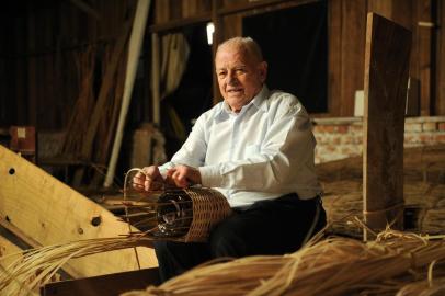  CAXIAS DO SUL, RS, BRASIL, 23/05/2017. Albino Saccaro, que trabalhou por 15 anos com garrafões de vinho, conta sua história e fala sobre o fim dos garrafões empalhados. (Diogo Sallaberry/Agência RBS)<!-- NICAID(12928973) -->