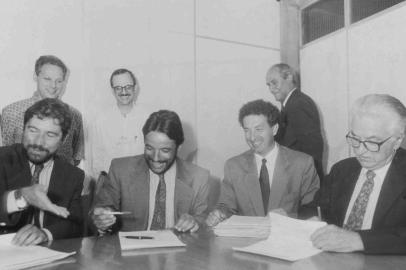  : CAXIAS DO SUL, RS, BRASIL, 10/02/1993. FOTO DE ARQUIVO COMPRA DO PIONEIRO - Assinatura da compra do Jornal Pioneiro pelo Grupo RBS em 10/02/1993. Na foto, diretores do Grupo RBS, Marcos Divosky, Nelson Sirotsky, Régis Conte e Bernardino Conte ( sentados). Atrás, Luiz Fernando Zanini, Paulo Caselani e Paulo Vazquez. (Gilmar Gomes/Pioneiro)<!-- NICAID(14634056) -->