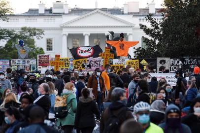  Demonstrators rally at Black Lives Matter plaza across from the White House in Washington, DC, on election day, November 3, 2020. - Americans were voting on Tuesday under the shadow of a surging coronavirus pandemic to decide whether to reelect Republican Donald Trump, one of the most polarizing presidents in US history, or send Democrat Joe Biden to the White House. (Photo by Olivier DOULIERY / AFP)Editoria: POLLocal: WashingtonIndexador: OLIVIER DOULIERYSecao: electionFonte: AFPFotógrafo: STF<!-- NICAID(14634061) -->