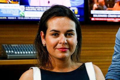  PORTO ALEGRE, RS, BRASIL, 09-03-2020: A editora-chefe da Rádio Gaúcha, Andressa Xavier, e o Gerente Executivo de Jornalismo da Rádio Gaúcha, Daniel Scola, no estúdio da rádio, na sede de GaúchaZH. A Gaúcha está há 60 meses na liderança. (Foto: Mateus Bruxel / Agência RBS)Indexador: Mateus Bruxel<!-- NICAID(14445037) -->