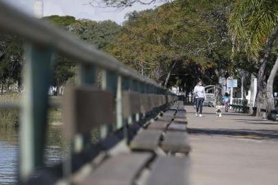  GUAÍBA - BRASIL - Fluxo de pessoas em parques e locais púbicos. Orla da cidade de Guaíba. (FOTOS: LAURO ALVES/AGENCIARBS)