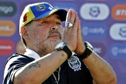  (FILES) In this file photo taken on November 02, 2019, Gimnasia y Esgrima team coach Diego Armando Maradona gestures to supporters as he leaves the field after an Argentina First Division Superliga football match against Estudiantes, at El Bosque stadium, in La Plata, Buenos Aires province, Argentina. - Argentine legend Diego Maradona quit as coach of Superliga side Gimnasia, less than three months after taking over, a club source told AFP on November 19, 2019. (Photo by ALEJANDRO PAGNI / AFP)Editoria: SPOLocal: La PlataIndexador: ALEJANDRO PAGNISecao: soccerFonte: AFPFotógrafo: STR<!-- NICAID(14330938) -->