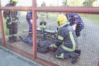  PORTO ALEGRE,RS,BRASIL.2020,11,04.Homem recebe descarga eletrica,ao adentrar a substação 3 da CEE,na AV.Oscar Pereira,bombeiros forama acionado para fazer o resgate.(RONALDO BERNARDI/AGENCIA RBS).<!-- NICAID(14634326) -->