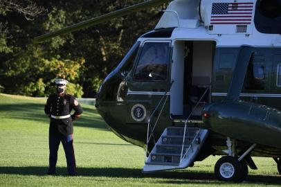  Marine One is pictured prior to the departure of US President Donald Trump from the South Lawn of the White House, in Washington, DC, October 2, 2020, after testing positive for Covid-19, as he heads to Walter Reed Military Medical Center. - President Donald Trump will spend the coming days in a military hospital just outside Washington to undergo treatment for the coronavirus, but will continue to work, the White House said Friday (Photo by SAUL LOEB / AFP)Editoria: POLLocal: WashingtonIndexador: SAUL LOEBSecao: electionFonte: AFPFotógrafo: STF<!-- NICAID(14608113) -->