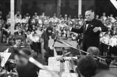  Primeiro Natal Luz de Gramado, em 1986.A Ospa, sob a regência do Maestro Eleazar de Carvalho, executou músicas natalinas no 1º Natal Luz de Gramado.Exibição de corais e da Ospa no Primeiro Natal Luz de Gramado.-#ENVELOPE: 51430<!-- NICAID(14630836) -->