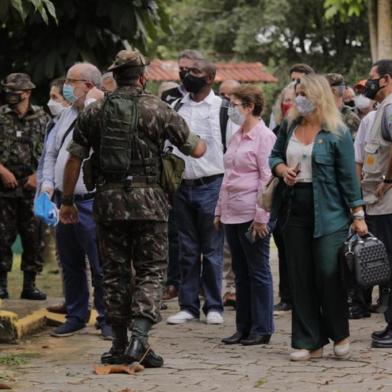  A ministra Tereza Cristina (Agricultura, Pecuária e Abastecimento) e diplomatas de vários países sobrevoaram áreas da Amazônia nesta quarta-feira (4). O sobrevoo faz parte da programação da missão, liderada pelo vice-presidente Hamilton Mourão, por meio do Conselho Nacional da Amazônia Legal, para mostrar ações do governo federal para o desenvolvimento sustentável da Amazônia Ocidental. Os diplomatas irão visitar as cidades de Manaus, São Gabriel da Cachoeira e Maturacá, todas no estado do Amazonas, até o dia 6 de novembro.<!-- NICAID(14634851) -->