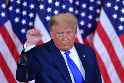  US President Donald Trump pumps his fist after speaking during election night in the East Room of the White House in Washington, DC, early on November 4, 2020. (Photo by MANDEL NGAN / AFP)Editoria: POLLocal: WashingtonIndexador: MANDEL NGANSecao: electionFonte: AFPFotógrafo: STF<!-- NICAID(14634891) -->