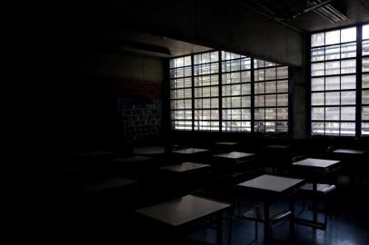  PORTO ALEGRE, RS, BRASIL, 30-10-2020: Situação da Escola Estadual Mané Garrincha, no bairro Menino Deus, impede de reabrir para receber estudantes de maneira presencial. A instituição, com mais de 300 alunos, recebeu caixas com álcool e quatro termômetros, mas sofre com falta de pessoal, principalmente para limpeza, e outros recursos escassos que tornam arriscada a volta dos estudantes. (Foto: Mateus Bruxel / Agência RBS)Indexador: Mateus Bruxel<!-- NICAID(14630768) -->