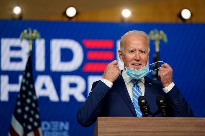 Democratic Presidential Nominee Joe Biden Speaks To The Press Day After Election Day, As Results Still AwaitWILMINGTON, DE - NOVEMBER 04: Democratic presidential nominee Joe Biden takes his face mask off as he arrives to speak one day after Americans voted in the presidential election, on November 04, 2020 in Wilmington, Delaware. Biden spoke as votes are still being counted in his tight race against incumbent U.S. President Donald Trump which remains too close to call.   Drew Angerer/Getty Images/AFPEditoria: POLLocal: WilmingtonIndexador: Drew AngererSecao: ElectionFonte: GETTY IMAGES NORTH AMERICAFotógrafo: STF<!-- NICAID(14635003) -->