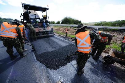  BARRA DO RIBEIRO,2020,11,04.Obras na BR 116, em fase de conlcusão,onde Militares do Exército Brasileiro,fazem os ultimos detalhes,asafaltico e tubulações laterais da BR.(RONALDO BERNARDI/AGENCIA RBS).<!-- NICAID(14634595) -->