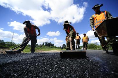  BARRA DO RIBEIRO,2020,11,04.Obras na BR 116, em fase de conlcusão,onde Militares do Exército Brasileiro,fazem os ultimos detalhes,asafaltico e tubulações laterais da BR.(RONALDO BERNARDI/AGENCIA RBS).<!-- NICAID(14634599) -->