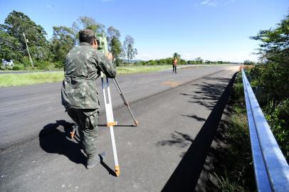  BARRA DO RIBEIRO,2020,11,04.Obras na BR 116, em fase de conlcusão,onde Militares do Exército Brasileiro,fazem os ultimos detalhes,asafaltico e tubulações laterais da BR.(RONALDO BERNARDI/AGENCIA RBS).<!-- NICAID(14634530) -->