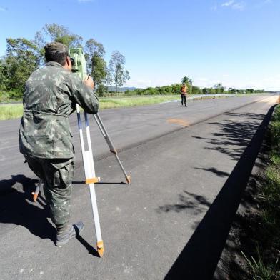  BARRA DO RIBEIRO,2020,11,04.Obras na BR 116, em fase de conlcusão,onde Militares do Exército Brasileiro,fazem os ultimos detalhes,asafaltico e tubulações laterais da BR.(RONALDO BERNARDI/AGENCIA RBS).<!-- NICAID(14634530) -->