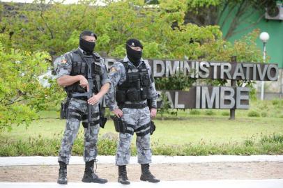  IMBÉ,RS,BRASIL,2020,11,05.Operação do Ministério Publico,no Centros de Licitações ,Centro Administrativo Municipale Sec.Obras e Viação de Imbé,agentes do MP acompanhados de policiais militares cercaram estes setores.(RONALDO BERNADI/AGENCIA RBS).<!-- NICAID(14635141) -->