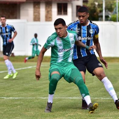 O Juventude apenas empatou com o Grêmio, em 2 a 2, nesta quinta-feira (5), pela quinta rodada do Campeonato Brasileiro de Aspirantes. A equipe alviverde chegou a abrir 2 a 0, com gols de Gabriel Aires e João Pedro, mas cedeu o empate ao tricolor. Os gols do time porto-alegrense foram marcados por Elias Manoel e Ruan. A partida ocorreu no estádio Homero Soldatelli, em Flores da Cunha.<!-- NICAID(14635720) -->